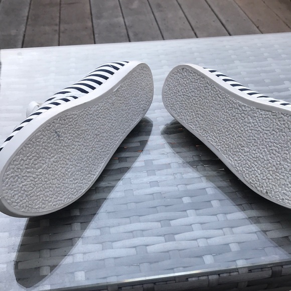 A pair of women shoes - Picture 3 of 4